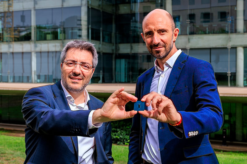 Marc Fernández and Cesc Guim holding the BER10 chip