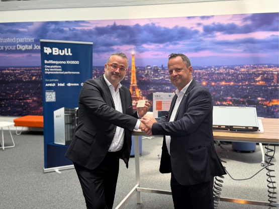 Bruno Lecointe (Bull) and Philippe Notton (SiPearl) shaking hands